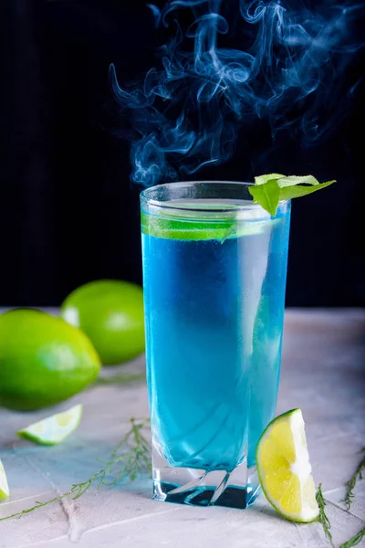 Köstliches Blaues Getränk Mit Einer Handvoll Zitrone Cocktail Mit Limnom — Stockfoto