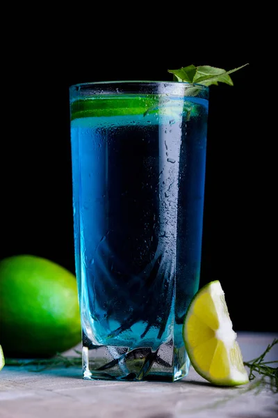 おいしいレモンの一握りの青を飲む Limnom コンクリート背景を持つカクテル レモンと青のカクテル — ストック写真