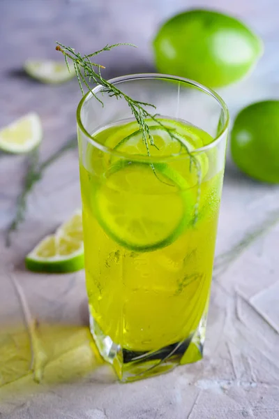 Вкусный Желтый Напиток Горсткой Лимона Коктейль Лимном Бетонном Фоне Желтый — стоковое фото