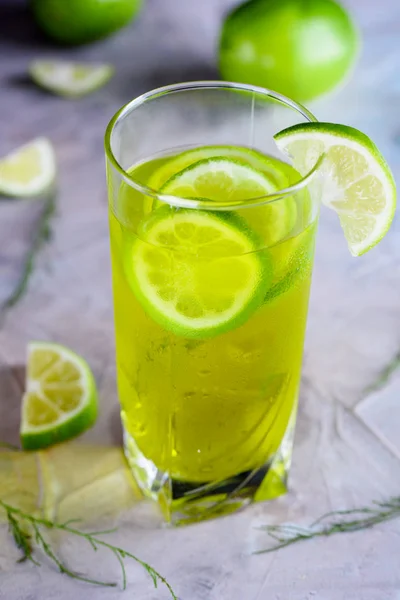 Вкусный Желтый Напиток Горсткой Лимона Коктейль Лимном Бетонном Фоне Желтый — стоковое фото