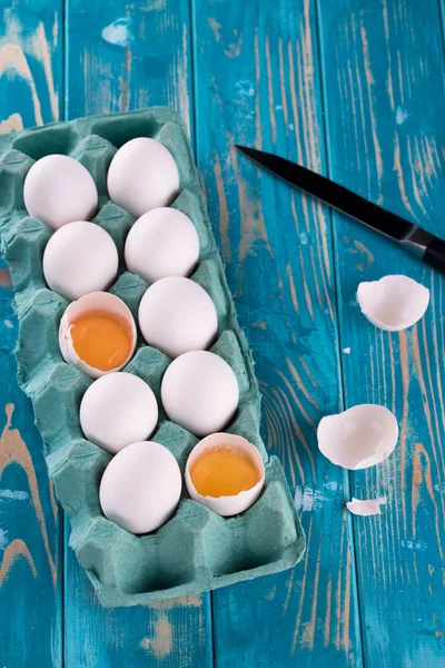 Свежие Яйца Голубой Кастрюле Свежие Яйца Голубом Столе Специями Деревянные — стоковое фото