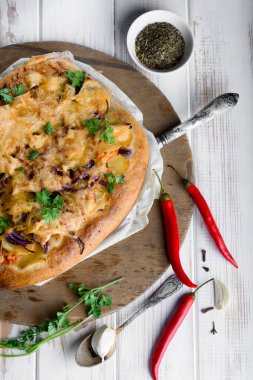 Lezzetli ve iştah açıcı pizza hamur mayaları üzerinden. Lezzetli sebze pizza. Beyaz ahşap bir masa üzerinde sebze pizza.