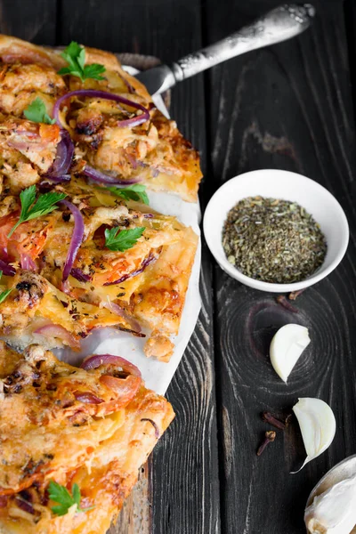 イーストこね粉から美味しいと食欲をそそるピザです おいしい野菜のピザ 黒の木製テーブルの上の野菜のピザ — ストック写真