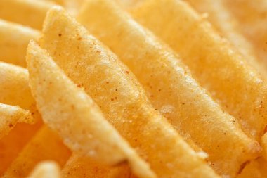 İştah açıcı soyulmuş cips. Yemek fişleri arka plan. Gıda arka plan.