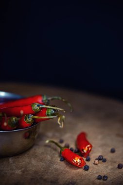 Acı kırmızı biber rustik tarzda bir ahşap tahta üzerinde. Kırmızı acı biber ve koyu arka plan.