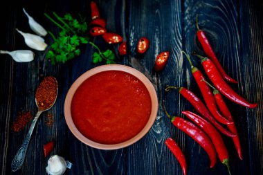 Acı kırmızı biber. Kırmızı acı biber ve baharat. Baharatlı ve acı biber sosu.