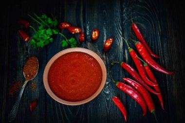 Acı kırmızı biber. Kırmızı acı biber ve baharat. Baharatlı ve acı biber sosu