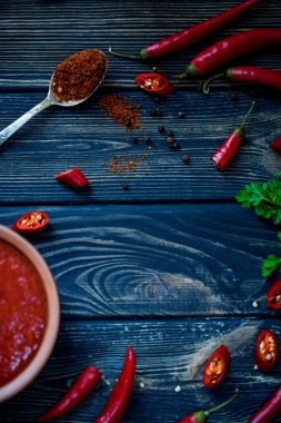 Acı kırmızı biber. Kırmızı acı biber ve baharat. Baharatlı ve acı biber sosu.