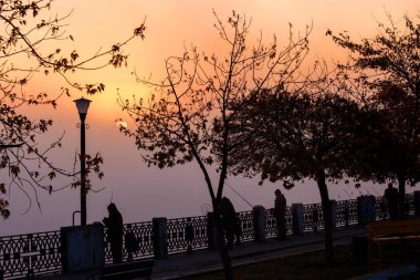 Dawn güzel. Güneş doğuyor. Sonbahar gündoğumu sabah erken güzel sonbahar.