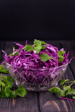 Organik salata lahana ve masanın üzerine maydanoz.