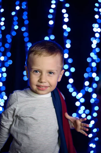 Rapazinho Chapéu Lanterna Natal Bokeh Natal Ano Novo Pai Natal — Fotografia de Stock