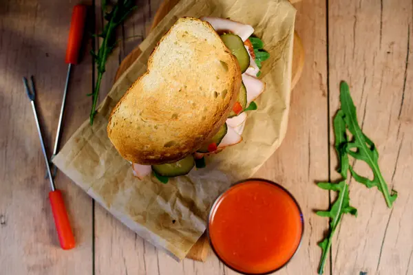 Smakelijk Mooi Broodje Van Varkensvlees Tomaat Komkommer Heerlijke Sandwich Met — Stockfoto