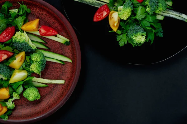 Deliciosa Salada Verão Legumes Frescos Legumes Fatiados Prato Branco Comida — Fotografia de Stock