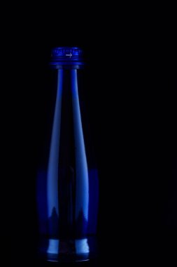 Siyah bir zemin üzerine mavi güzel şişe