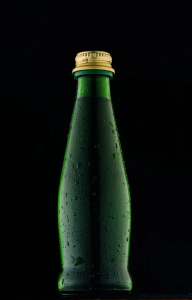 Зеленая Стеклянная Бутылка Выстрела Черном Фоне Свету — стоковое фото
