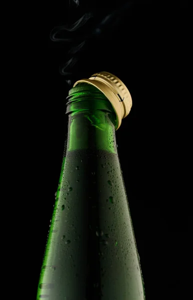 Зеленая Стеклянная Бутылка Выстрела Черном Фоне Свету — стоковое фото