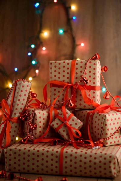 Δώρα Του Νέου Έτους Συσκευασία Χριστουγεννιάτικα Δώρα Γιρλάντα Φώτα Νέο — Φωτογραφία Αρχείου