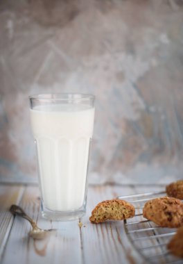 Yulaf ezmeli kurabiye masaya kuru kayısı ve kuru üzüm ile