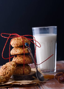 Yulaf ezmeli kurabiye masaya kuru kayısı ve kuru üzüm ile