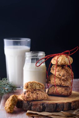 Yulaf ezmeli kurabiye masaya kuru kayısı ve kuru üzüm ile