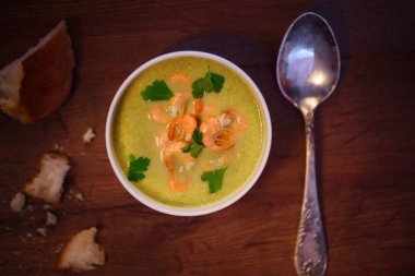 Lezzetli ve güzel kokulu çorba, patates püresi ve lezzetli karides.