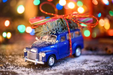 Yeni yıl tatili. Yılbaşı yeni yıl ve ladin masanın üzerinde. Arka tarafta bir hediye ile mavi makine.