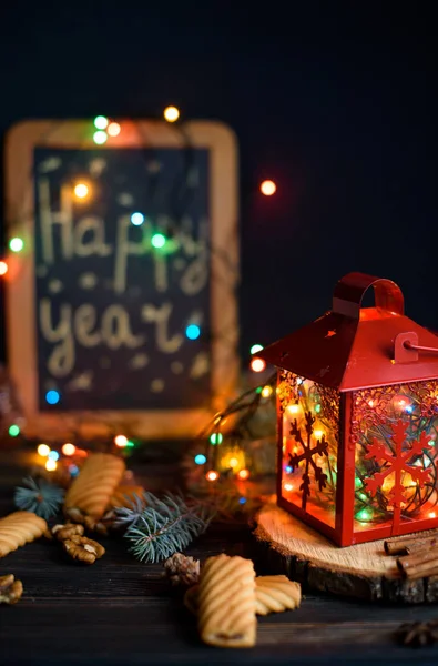 年末年始 透明なガラスのカップで香りのよいお茶 クリスマス新年 スプルース — ストック写真