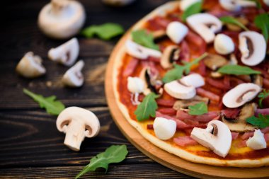 Masada iştah açıcı ve lezzetli ev yapımı pizza