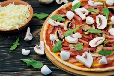 Masada iştah açıcı ve lezzetli ev yapımı pizza