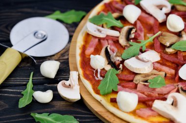 Masada iştah açıcı ve lezzetli ev yapımı pizza