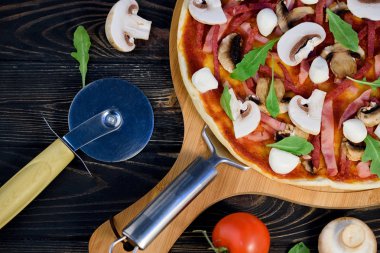 Masada iştah açıcı ve lezzetli ev yapımı pizza