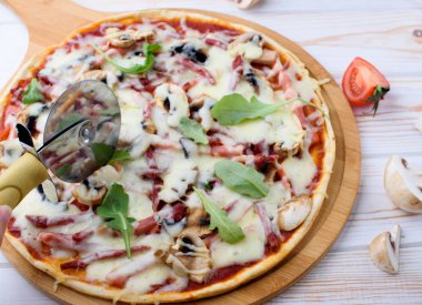 Masada iştah açıcı ve lezzetli ev yapımı pizza