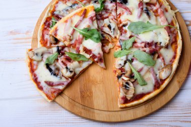 Masada iştah açıcı ve lezzetli ev yapımı pizza
