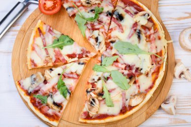 Masada iştah açıcı ve lezzetli ev yapımı pizza