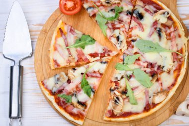 Masada iştah açıcı ve lezzetli ev yapımı pizza