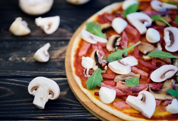 Masada iştah açıcı ve lezzetli ev yapımı pizza