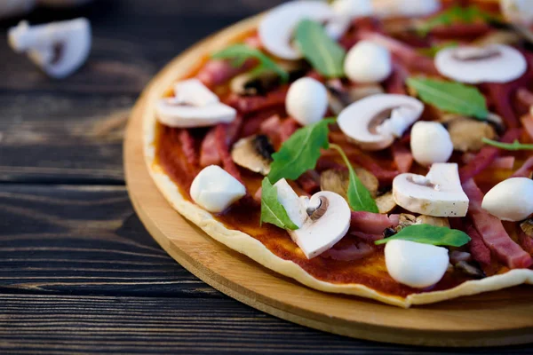 Masada iştah açıcı ve lezzetli ev yapımı pizza