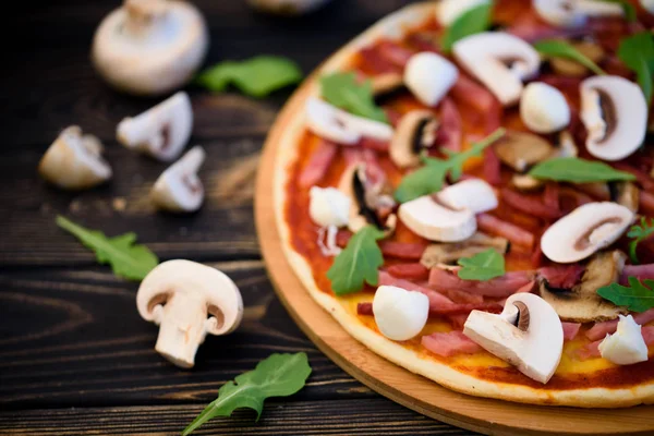 Masada iştah açıcı ve lezzetli ev yapımı pizza