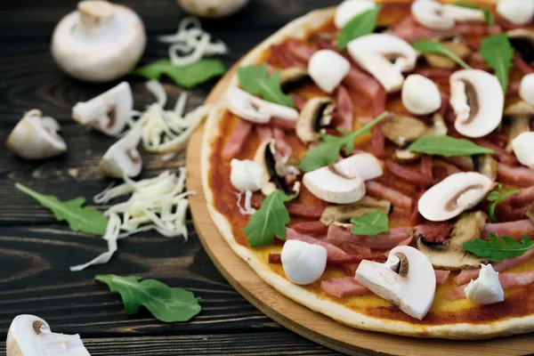 Masada iştah açıcı ve lezzetli ev yapımı pizza