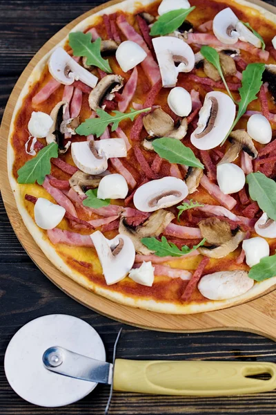 Masada iştah açıcı ve lezzetli ev yapımı pizza