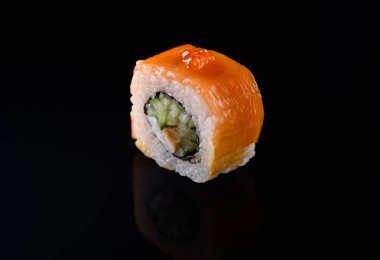 Siyah bir zemin üzerine kırmızı balık lezzetli suşi.