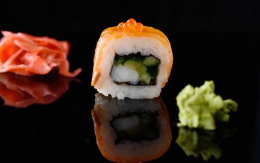 Siyah bir zemin üzerine kırmızı balık lezzetli suşi.