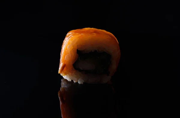 Lahodné Sushi Červeným Ryb Černém Pozadí — Stock fotografie