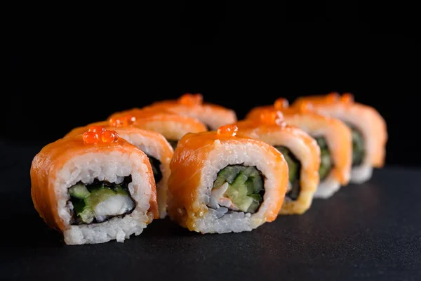 Köstliches Sushi Mit Rotem Fisch Auf Schwarzem Hintergrund — Stockfoto