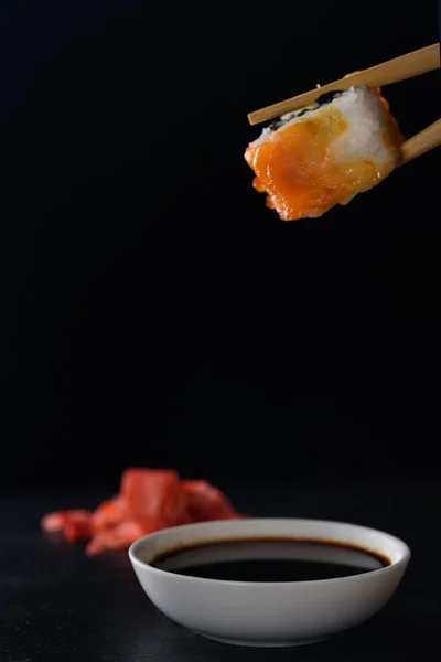 Pyszne Sushi Czerwona Ryba Czarnym Tle — Zdjęcie stockowe