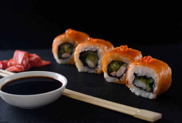 在黑色背景上有红鱼的美味寿司 — 图库照片