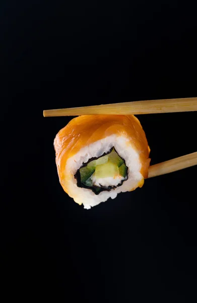 Köstliches Sushi Mit Rotem Fisch Auf Schwarzem Hintergrund — Stockfoto