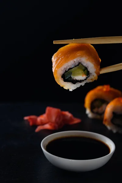 Pyszne Sushi Czerwona Ryba Czarnym Tle — Zdjęcie stockowe