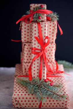 Mercan tonalite farklı boyutta hediye kutuları.