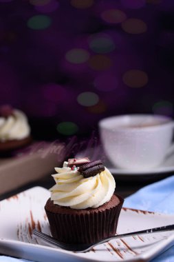 Çikolata, lezzetli ve tatlı cupcake vanilya krem ve yoğunlaştırılmış süt içinde,